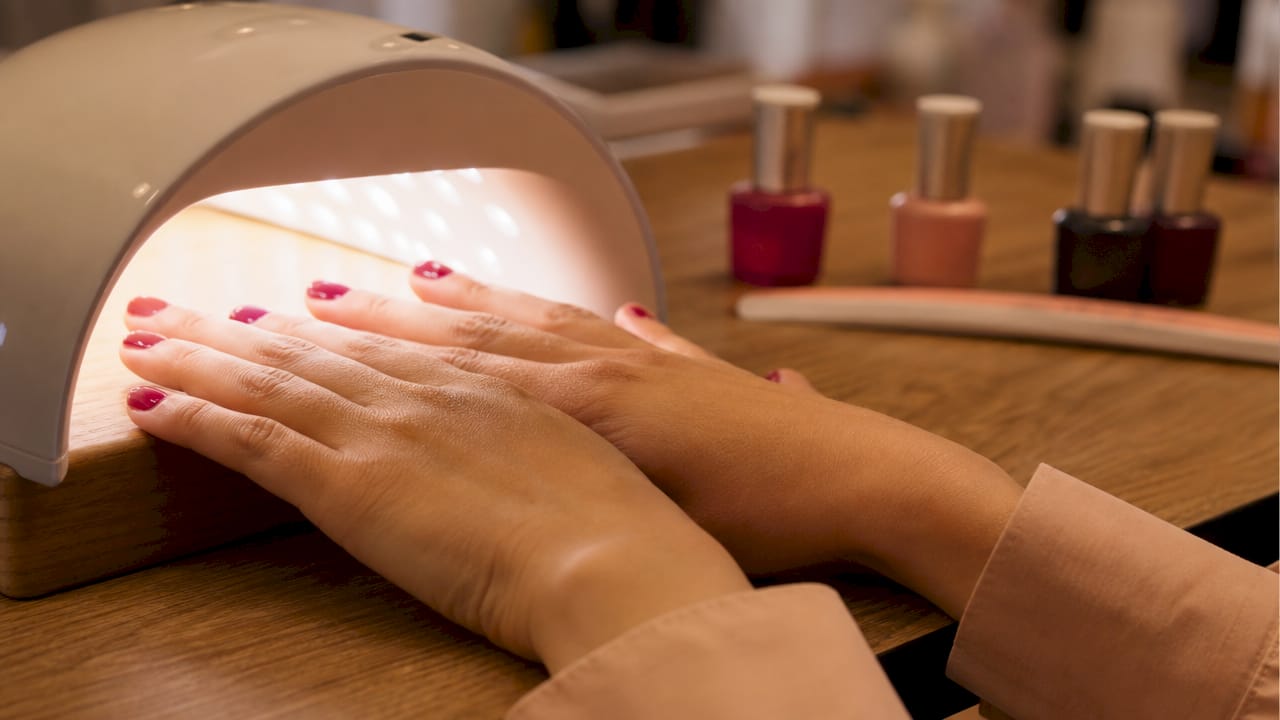 Nagels met gellak worden onder een LED-lamp uitgehard.