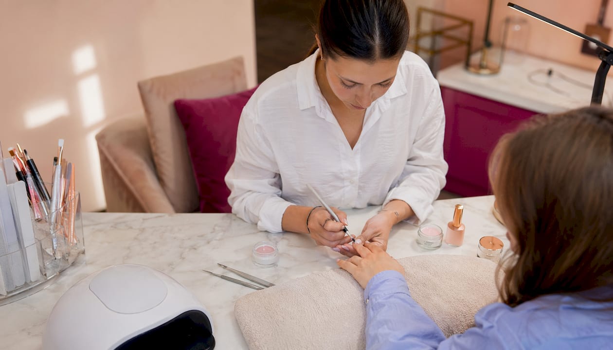 In de nagelstudio wordt builder gel zorgvuldig op de nagels aangebracht voor een stevige en mooie manicure.