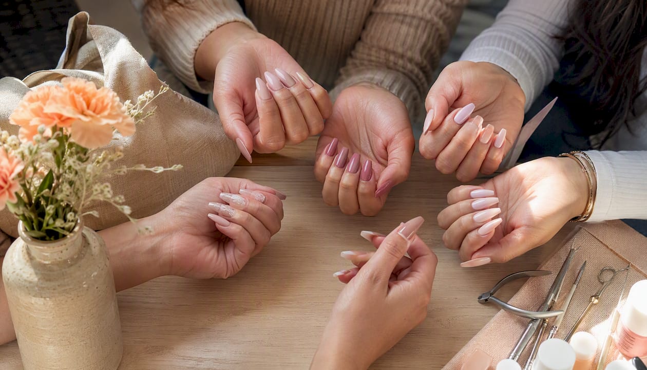 Verschillende vormen van acrylnagels op handen