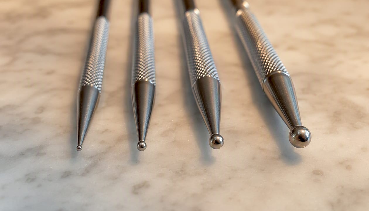 Close-up van verschillende maten dotting tool puntjes