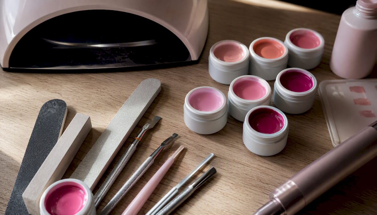 Een overzichtelijke flatlay van manicurebenodigdheden en gellakproducten