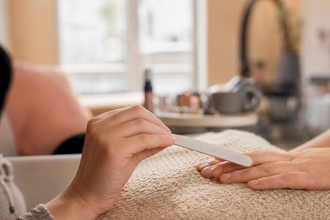 Met een fijne vijl worden de natuurlijke nagels voorzichtig egaal gemaakt.