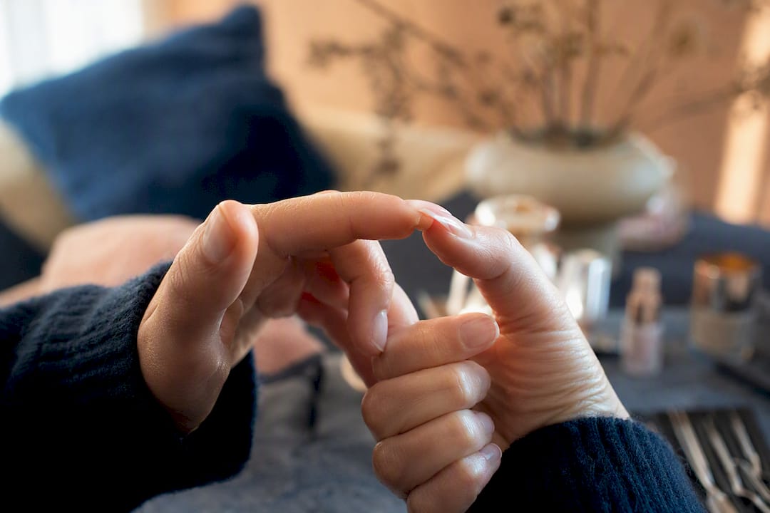 Een hand met soepele, zachte gelnagels die licht meebuigen.