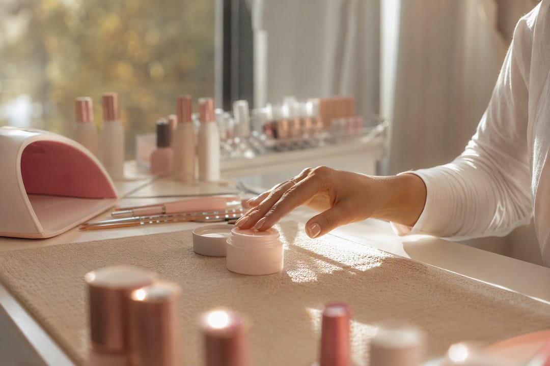 Hand raakt HEMA-vrije nagelproducten aan