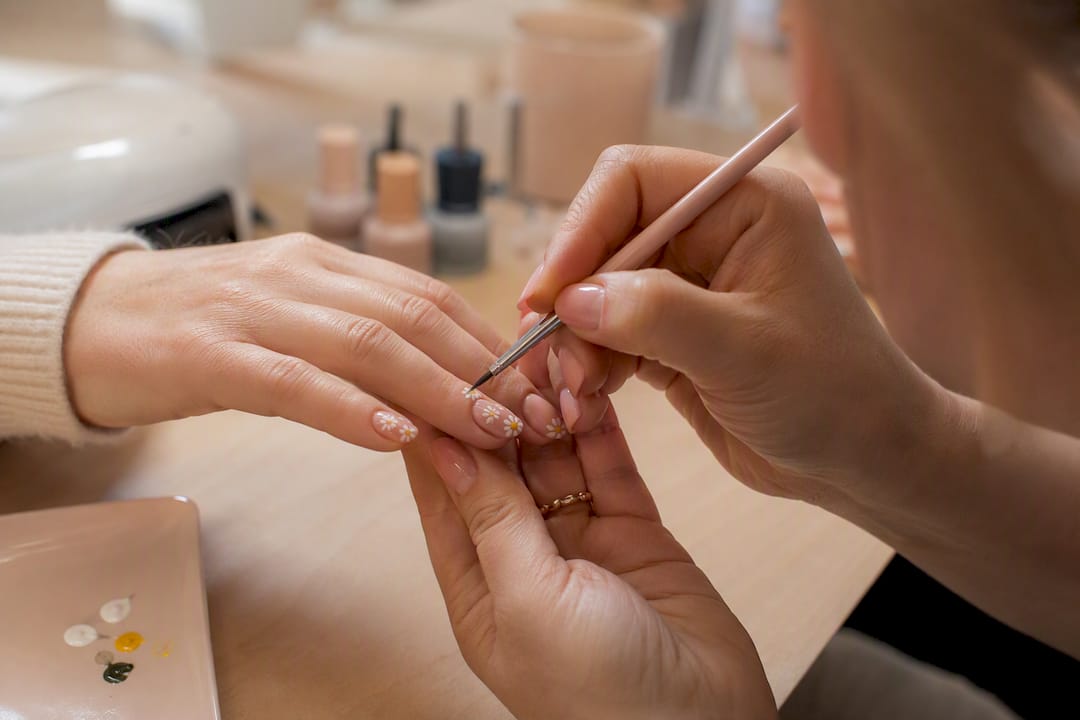 Stap voor stap nagelkunst met madeliefjes schilderen