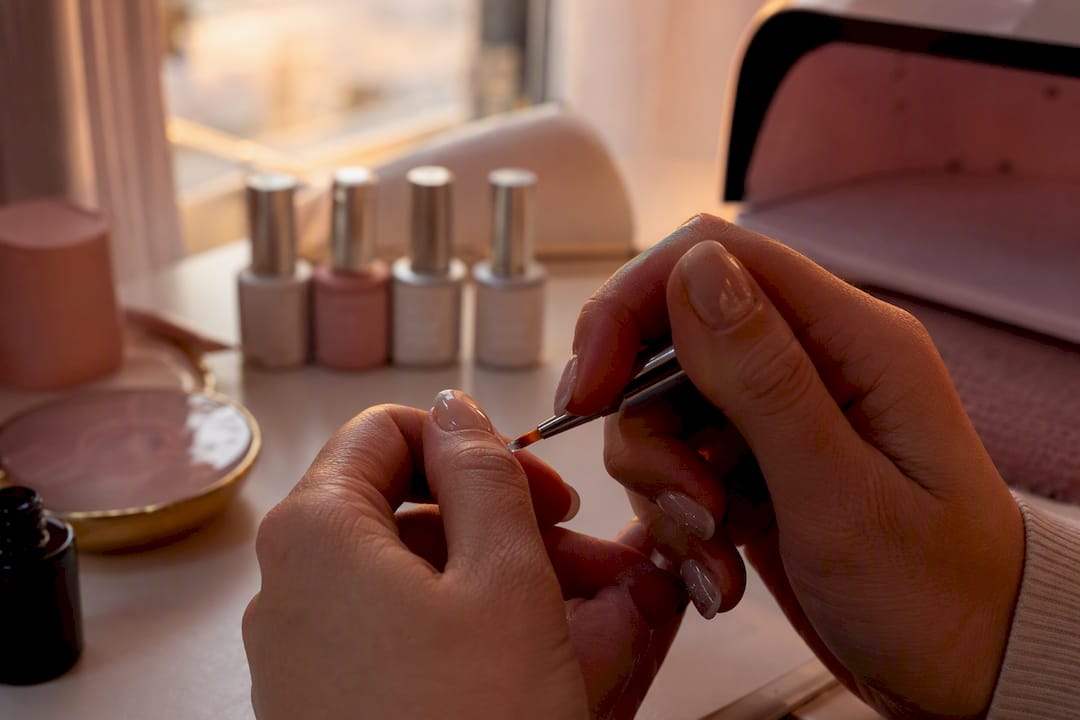 De vrije rand van de nagel afdichten met rubber base gel