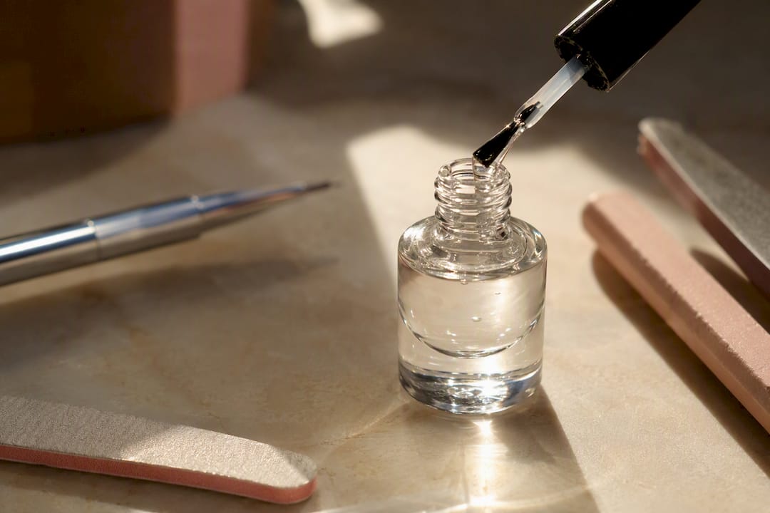 Open flesje gellak met nagelgereedschap