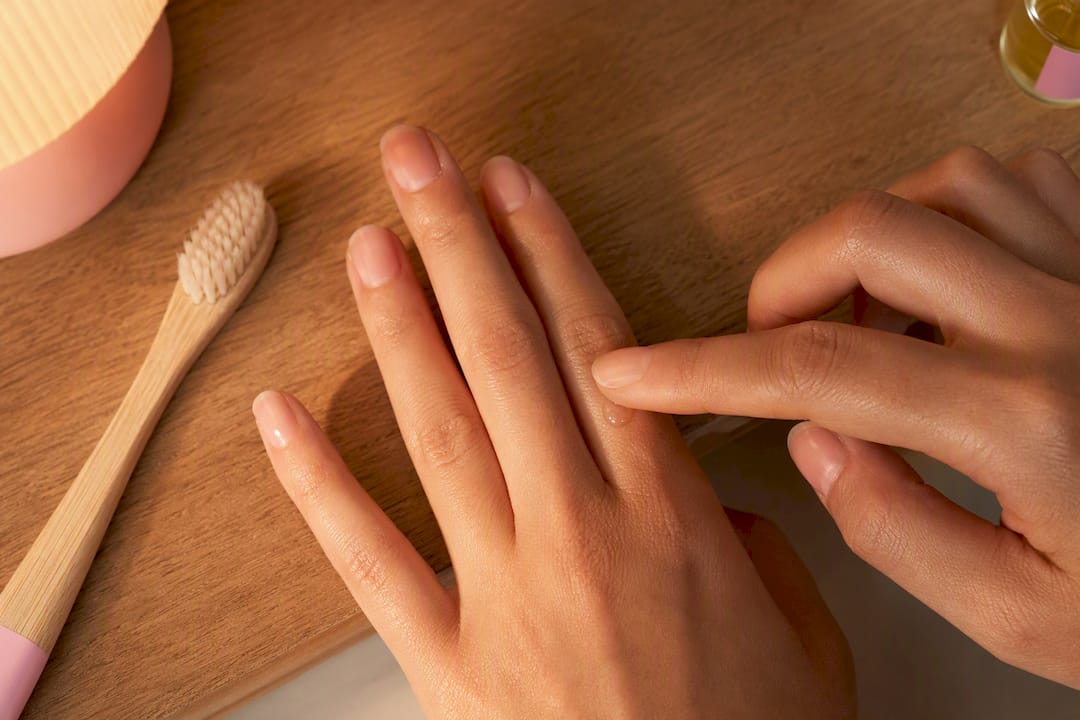 Nagelriemolie aanbrengen tijdens avondroutine