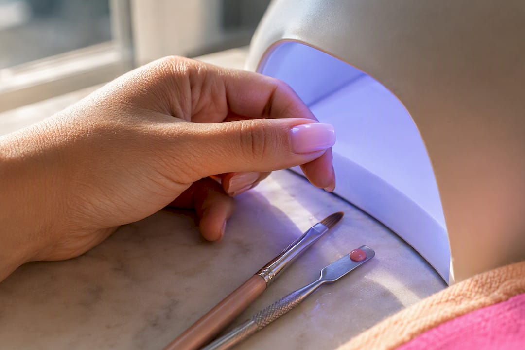 Buildergel wordt uitgehard onder de lamp