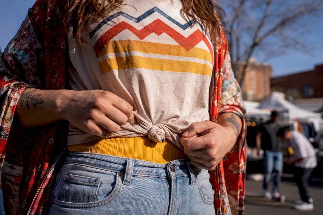 Knotting vintage tee hip layering spring