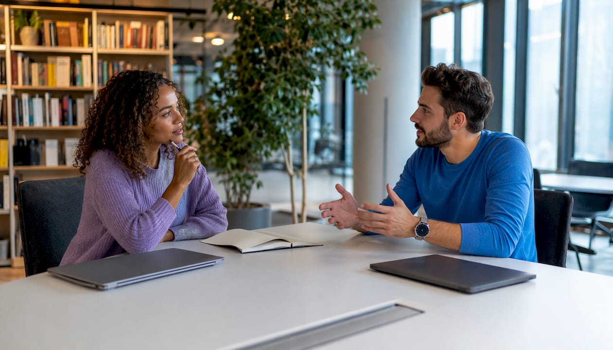 Ein Team von Experten bespricht in einer Agentur aktuelle App-Projekte.