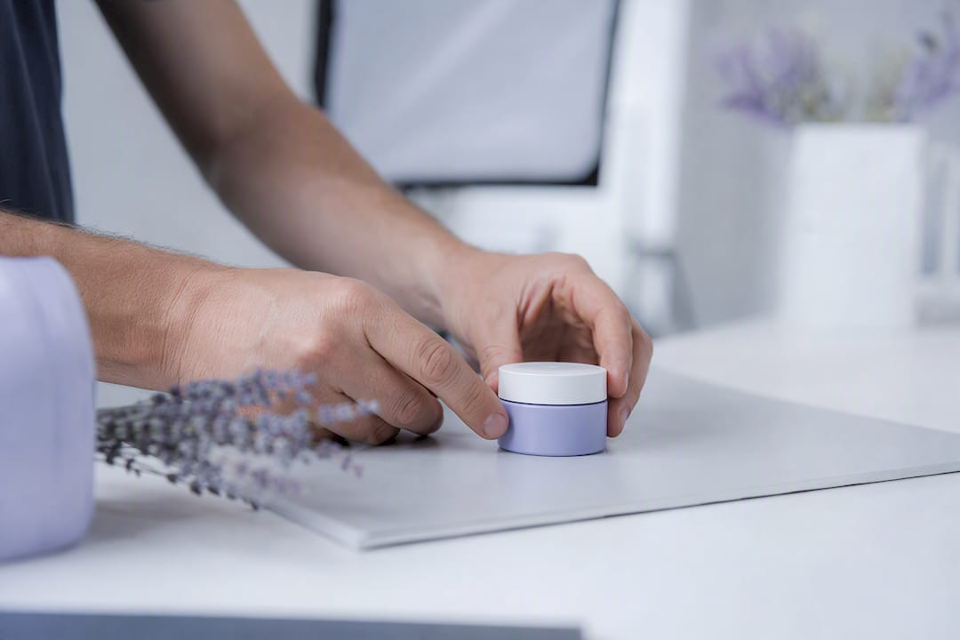 Hände, die ein Produkt für ein Fotoshooting arrangieren