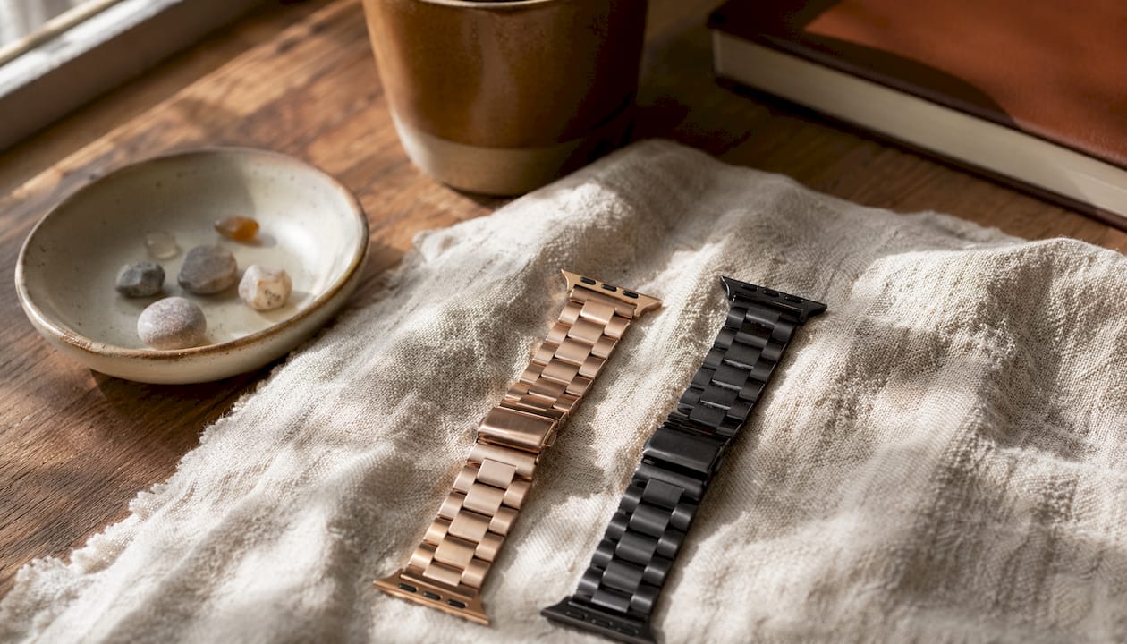 Contrasting polished and brushed metal watch bands