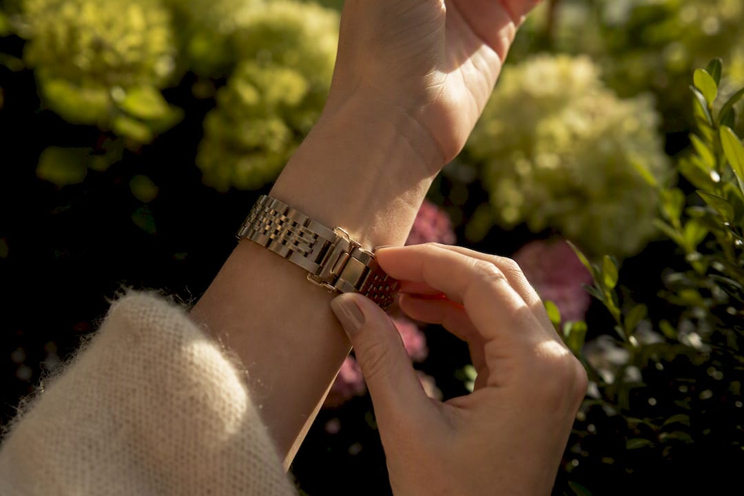 Wrist adjusting watch clasp with safety latch