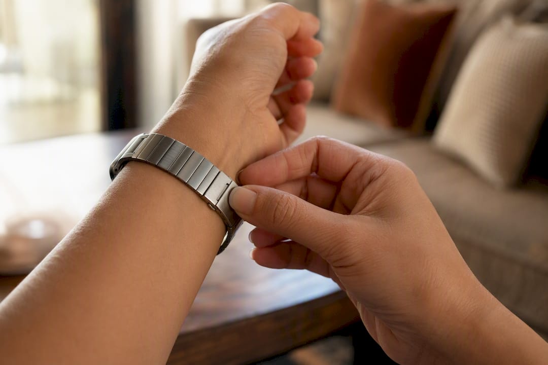 Thumbnail pressing watch band release button