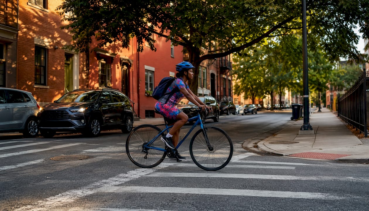 Un ciclista cruza el paso de peatones en pleno centro de la ciudad.