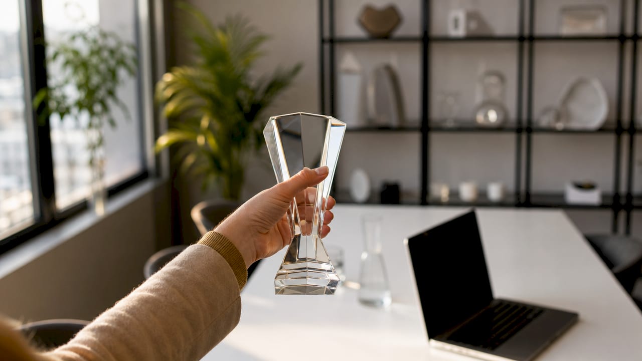 Eine Hand präsentiert einen edlen Werbeartikel aus Glas aus nächster Nähe.