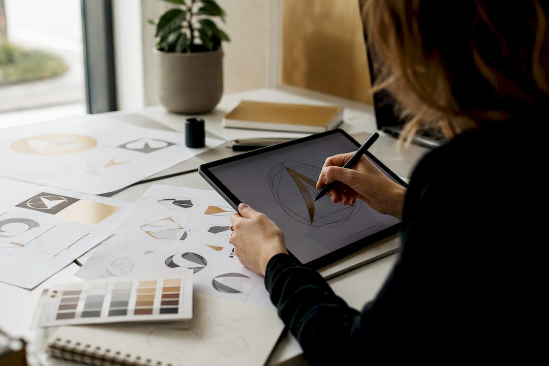 Designer arbeitet am Logo auf einem Grafiktablet