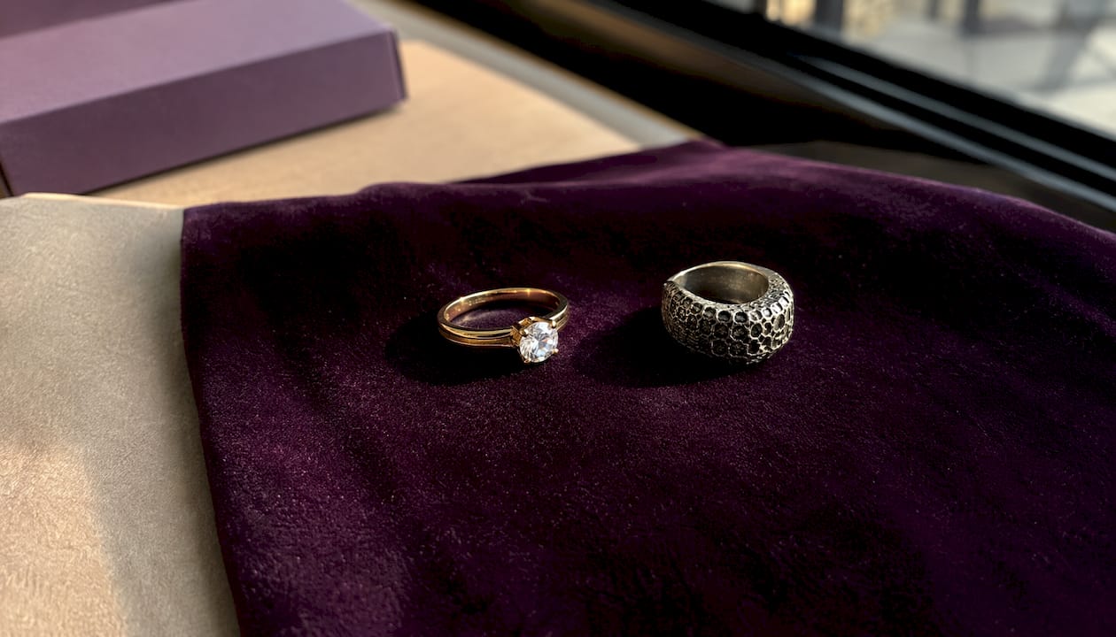 Comparison of slow and fast fashion jewelry pieces