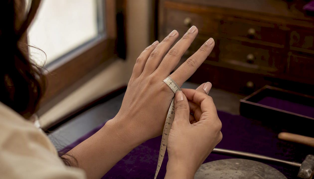 Hand measuring knuckle width for bangle