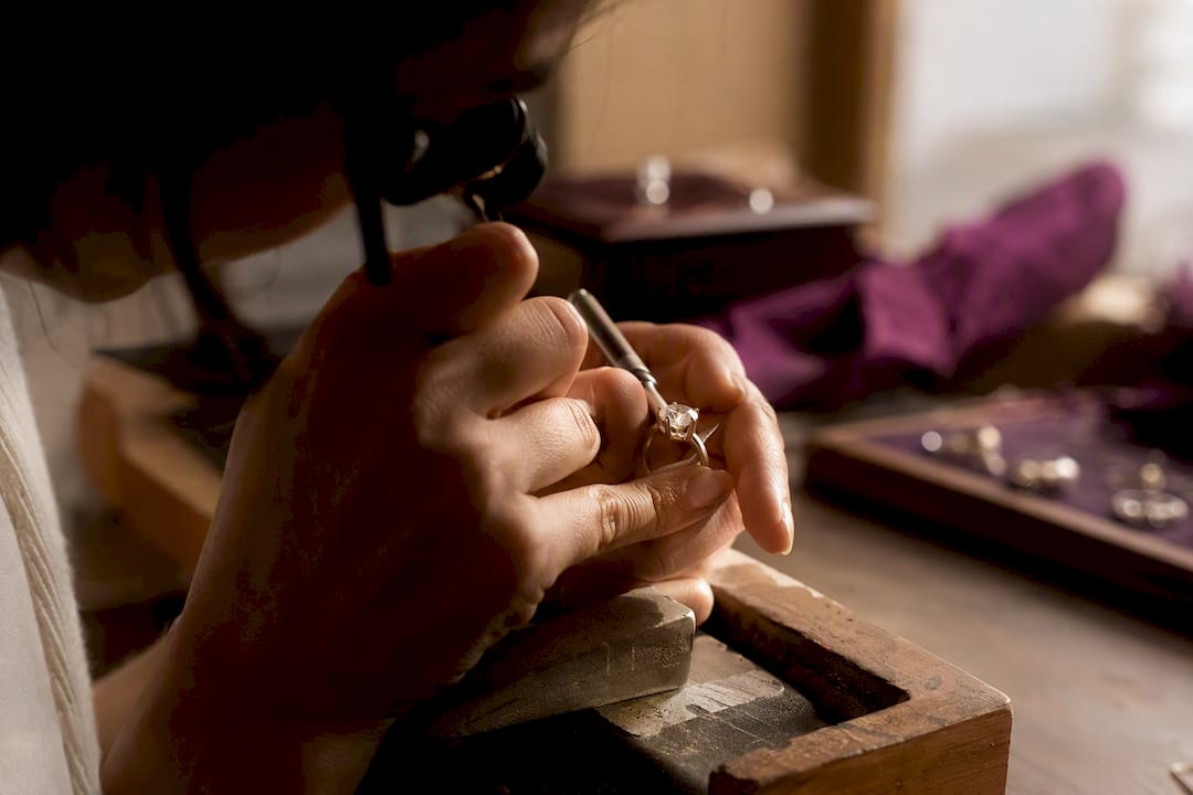 Hand adjusting sturdy moissanite ring setting