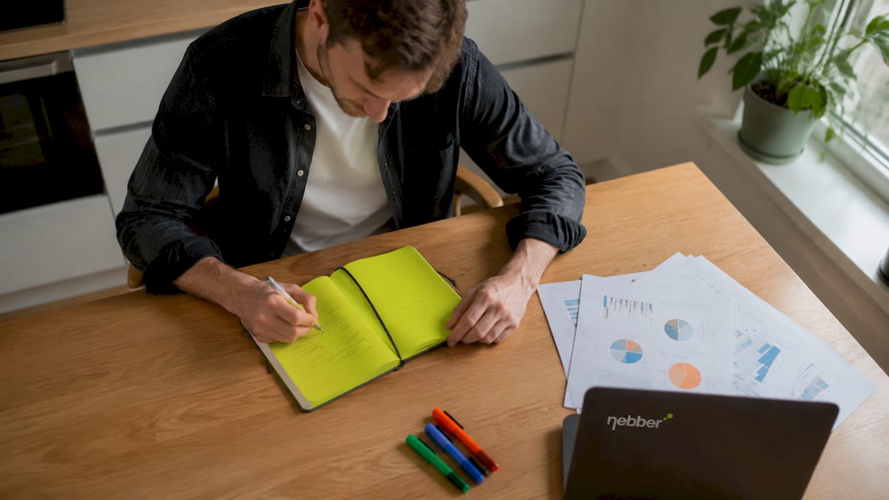 Met de handen aan het werk: aantekeningen maken van belangrijke SEO-statistieken.