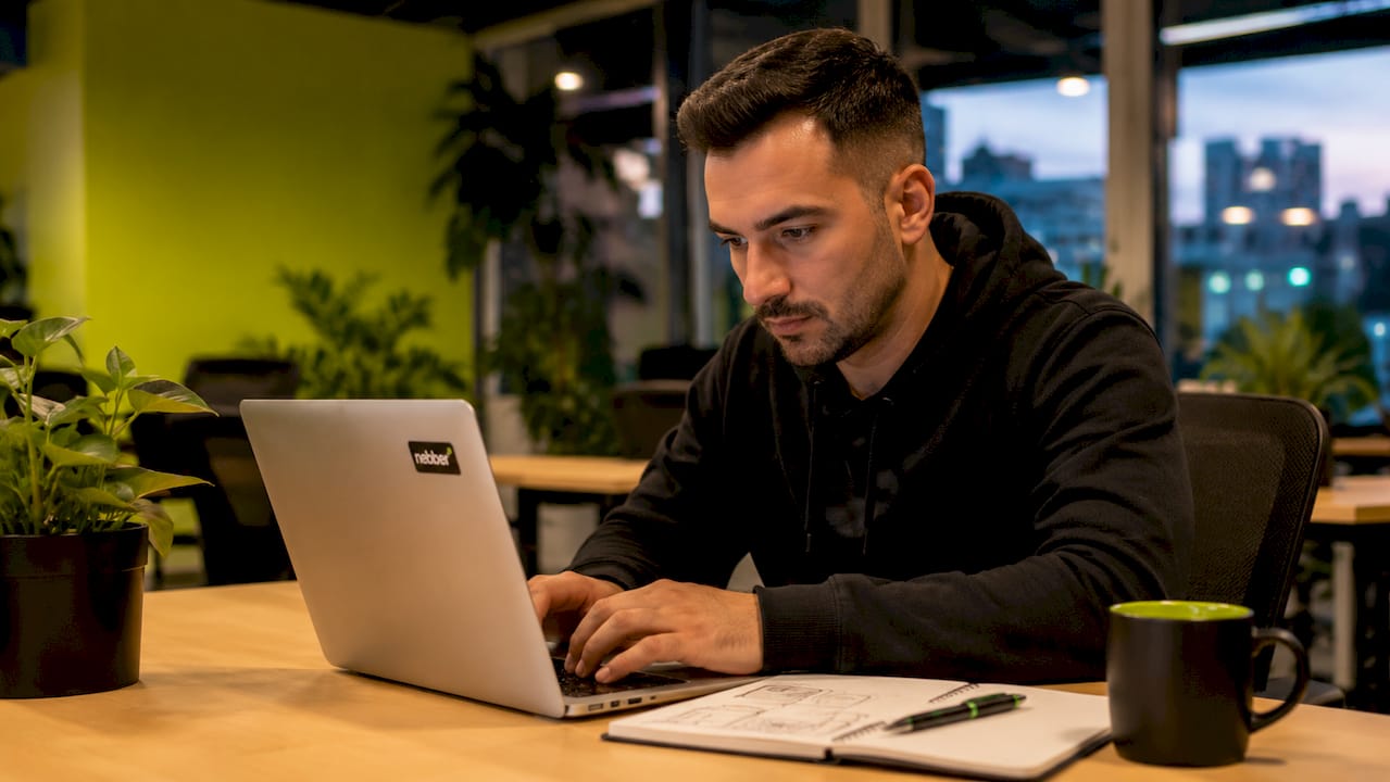 Een developer werkt aan een website die volledig is geoptimaliseerd voor technische SEO.