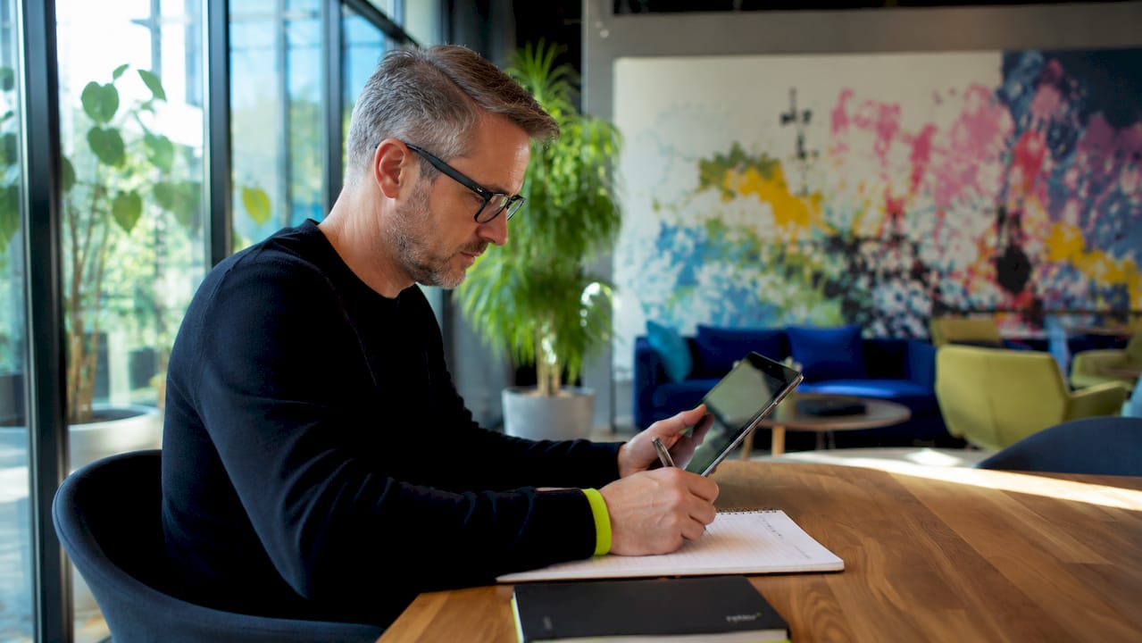 Iemand bekijkt SEO-statistieken op een tablet