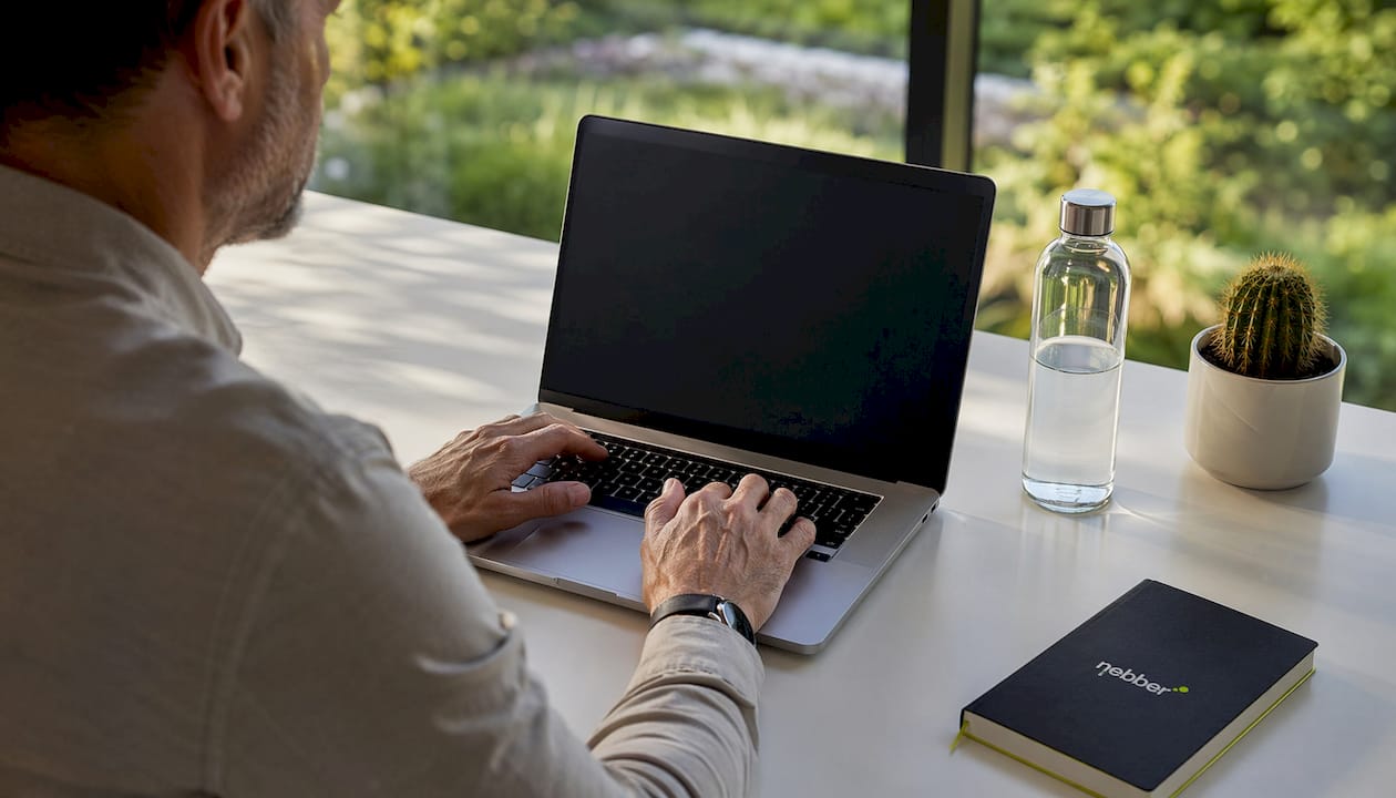 Handen die op een laptop typen terwijl je bezig bent met je Google-profiel