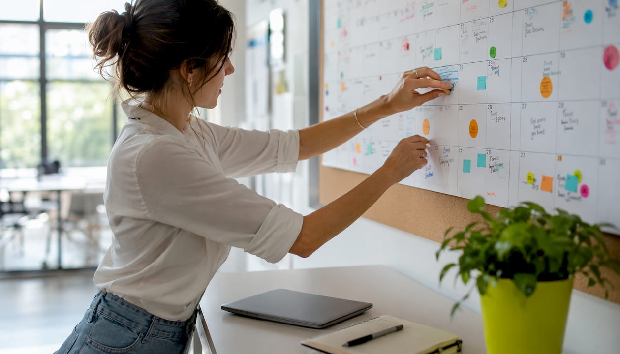 Iemand die bezig is met het schuiven en aanpassen van data in de publicatiekalender