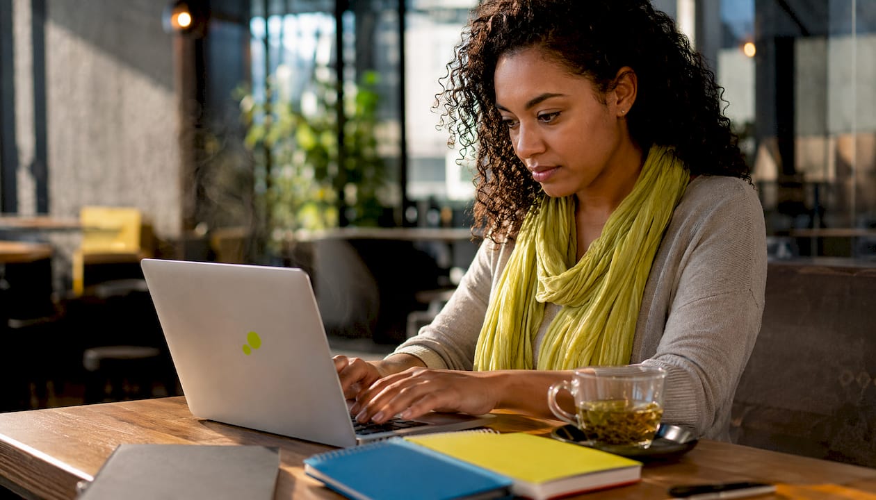 Iemand zit achter zijn laptop en bekijkt de statistieken in Google Search Console.