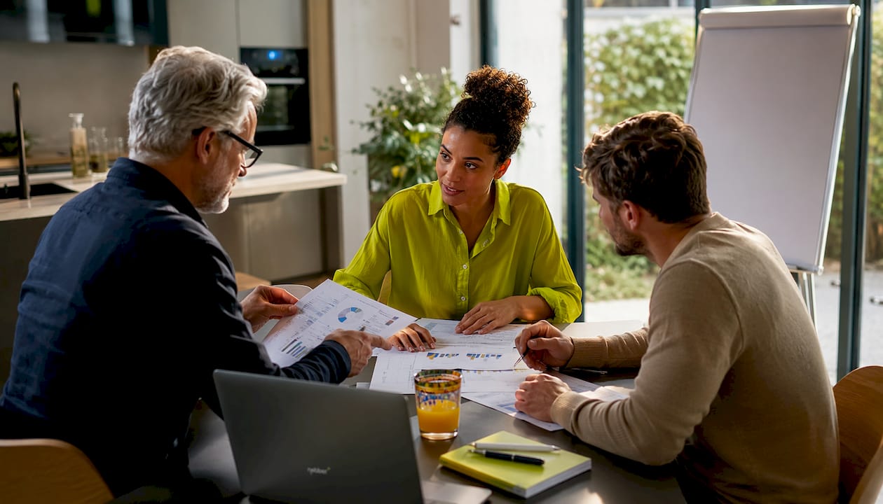 Een groep ondernemers buigt zich over de uitdagingen rondom het bepalen van het SEO-budget.
