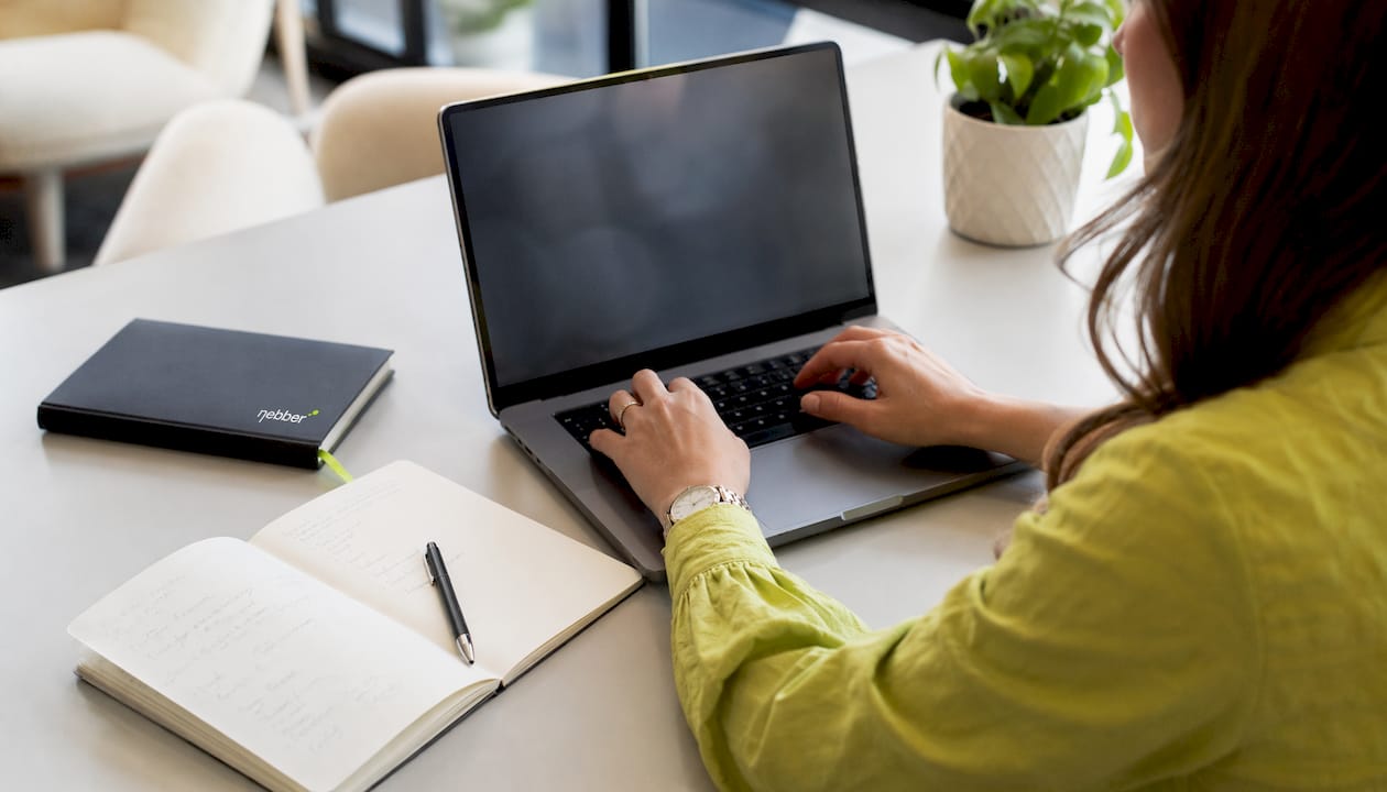 Handen vliegen over het toetsenbord tijdens een SEO-analyse van webteksten