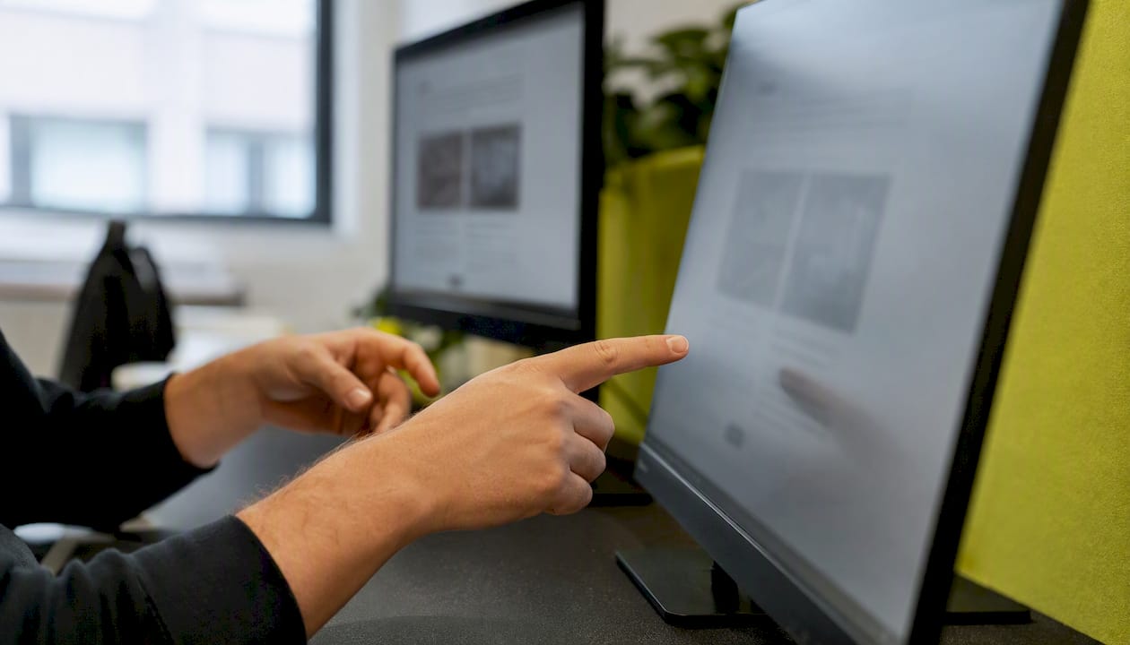 Handen controleren op dubbele content en overeenkomsten op het web