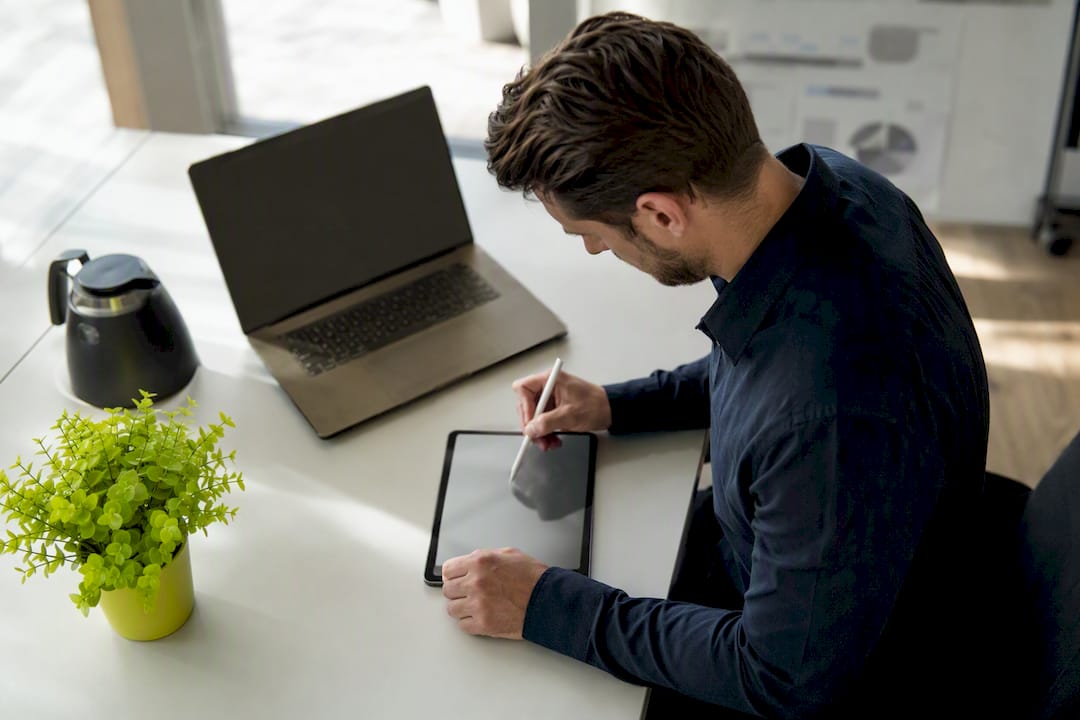 Handen die digitale aantekeningen maken op een tablet