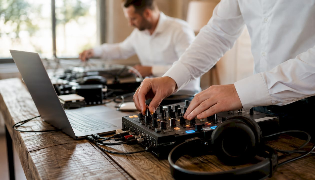 Der DJ baut sein Equipment für die Hochzeit auf und sorgt dafür, dass alles startklar ist.