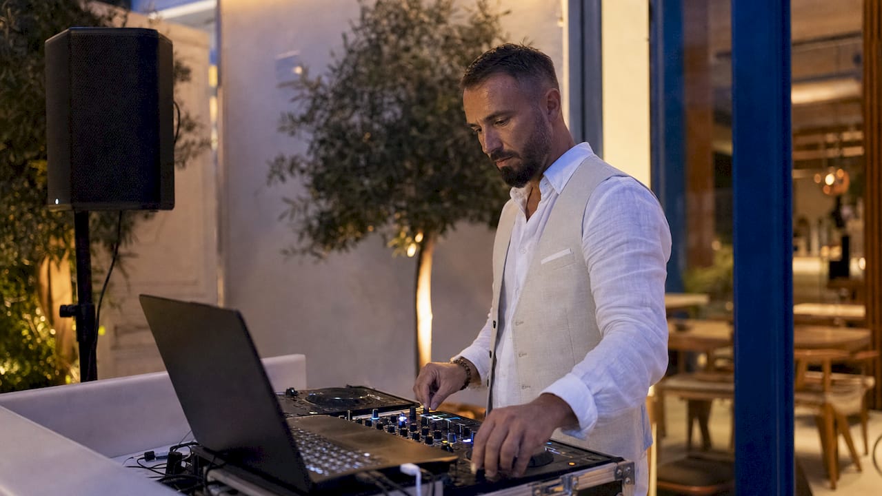 Ein DJ legt in einem griechischen Club mit seinem Laptop auf.