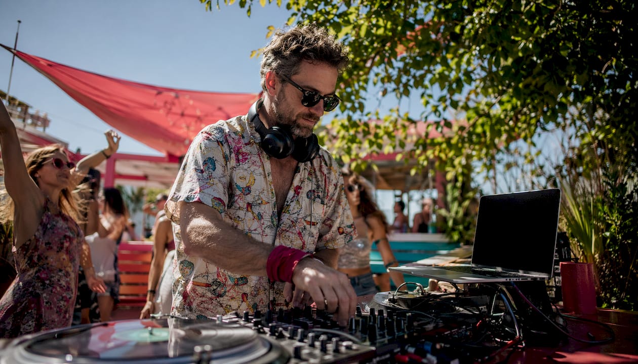 En DJ höjer stämningen på företagsfesten med riktigt bra ljud och musik.