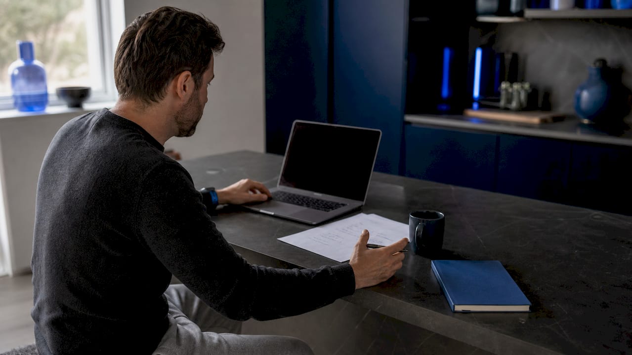 Gamer checking crossplay platform list at desk