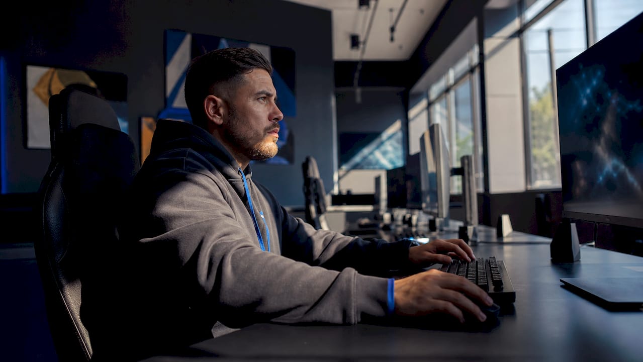 Gamer using multi-monitor setup at home