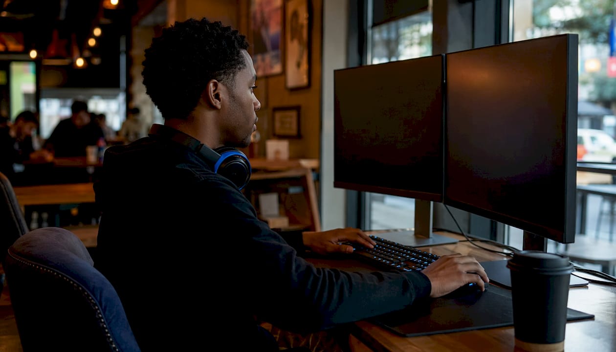 Gamer checking multiplayer compatibility on PC