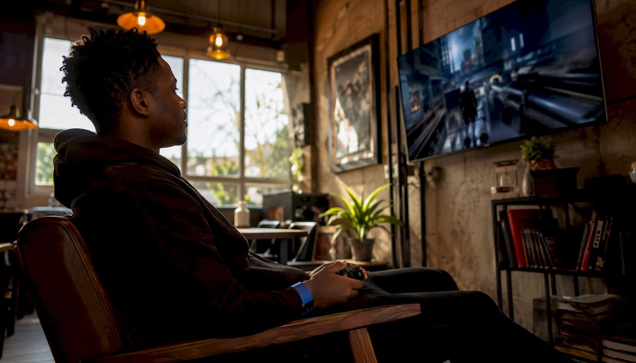 Man watching multiplayer game discovery video
