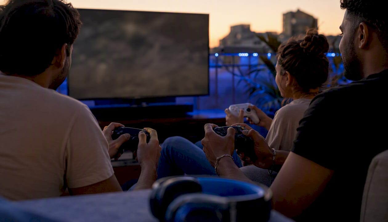 Hands with mixed controllers selecting games