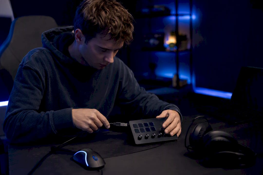 Streamer connecting device for live vote overlay