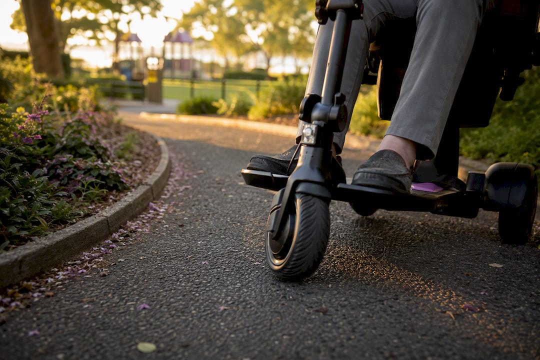 Three-wheel scooter front wheel turning corner