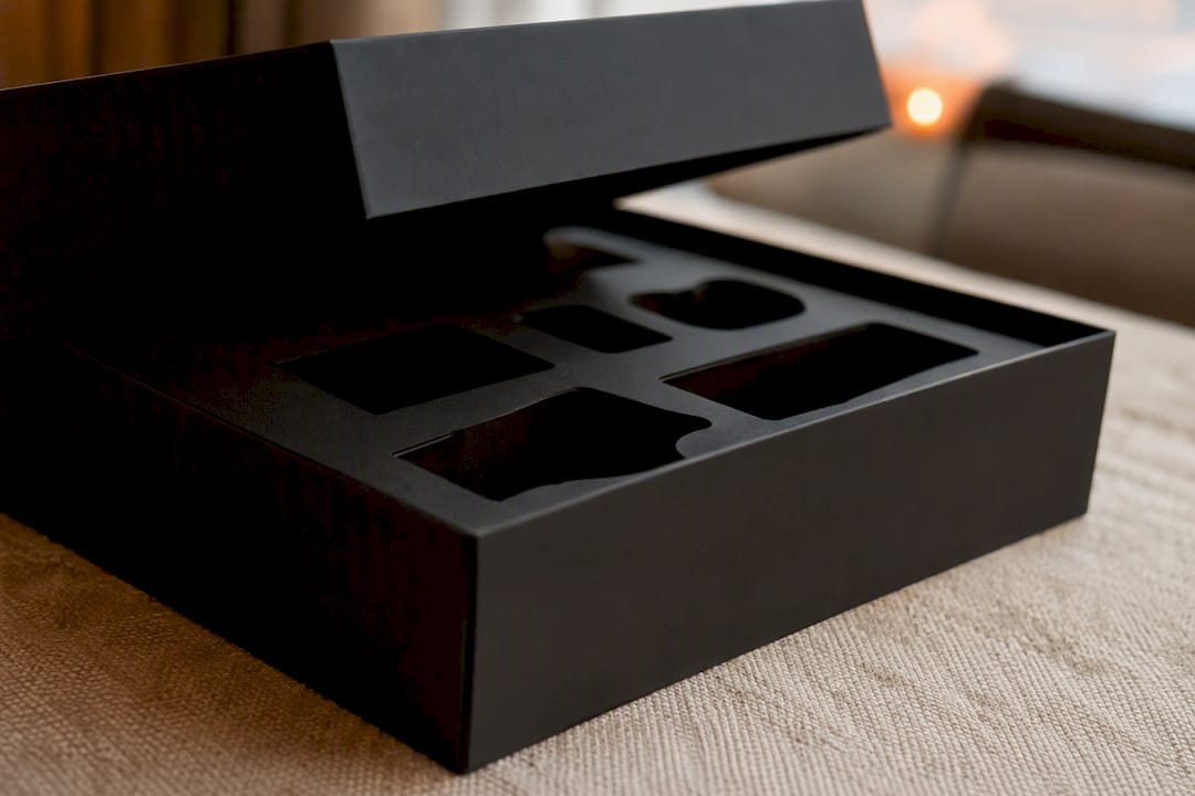 Rigid set-up premium gift box detail