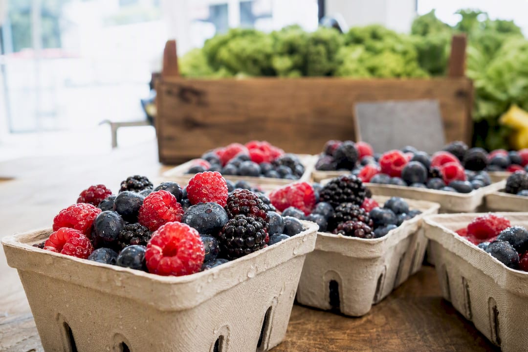 Fiber-based fruit punnets in produce cooler