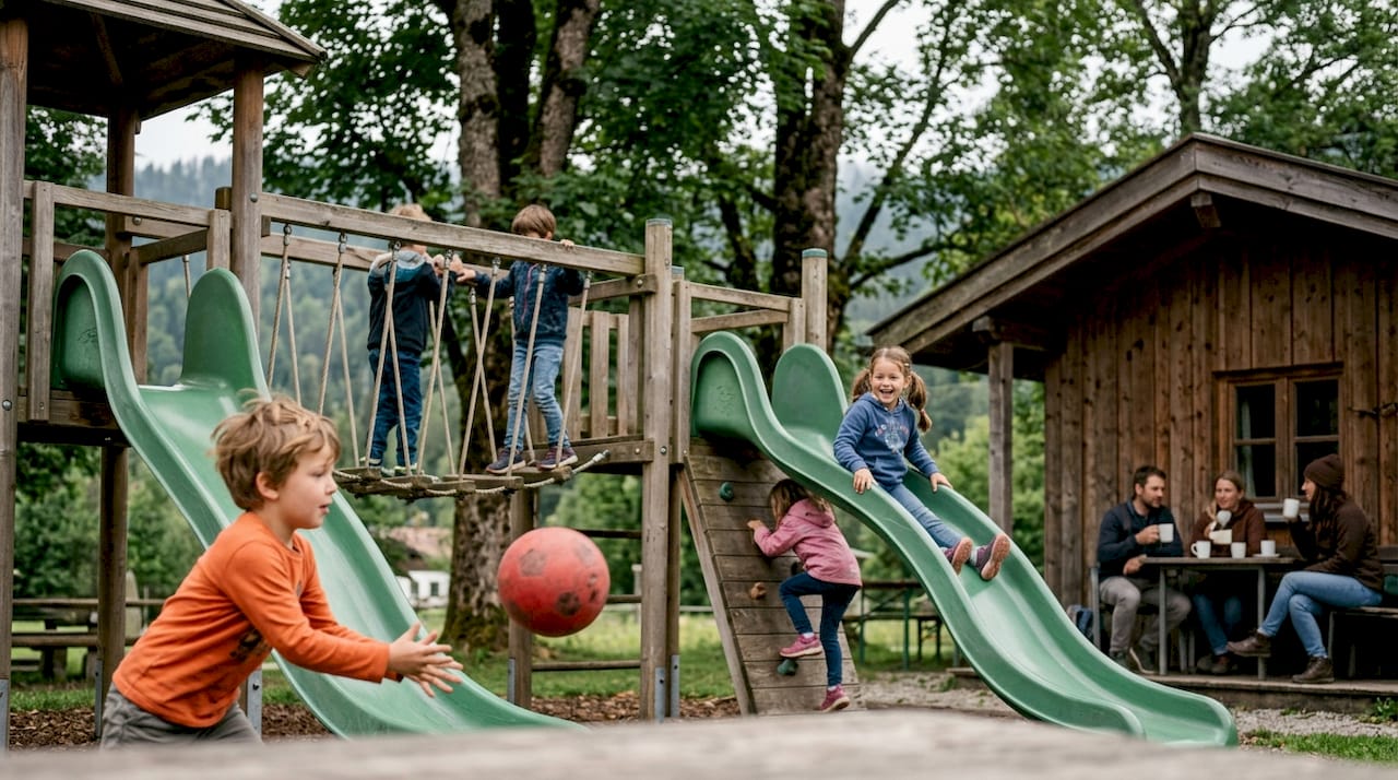 Auf dem Abenteuerspielplatz Schmelz in Inzell toben und spielen die Kinder nach Herzenslust.
