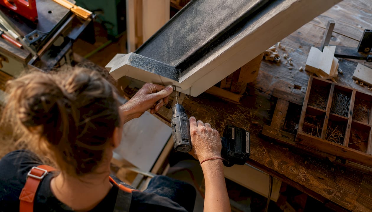 Zo houd je de accuboormachine goed vast bij het werken met hout