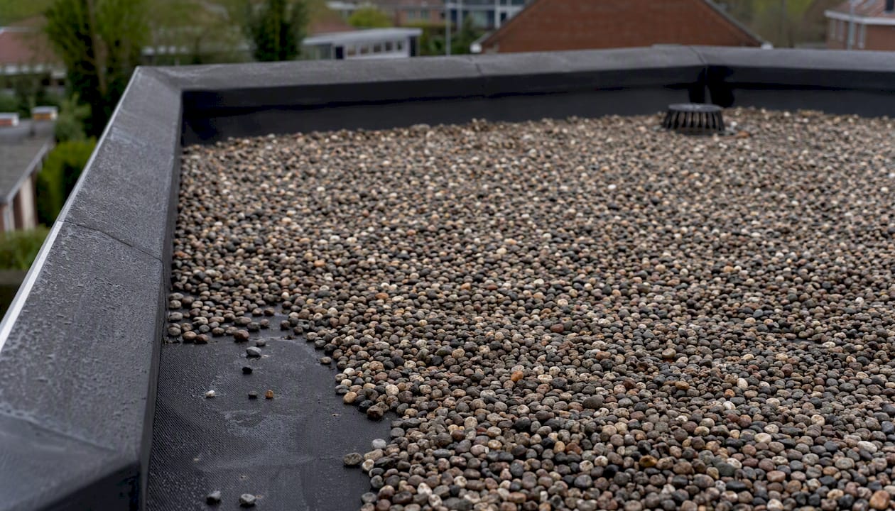 Grind als ballast op een plat dak met EPDM dakbedekking